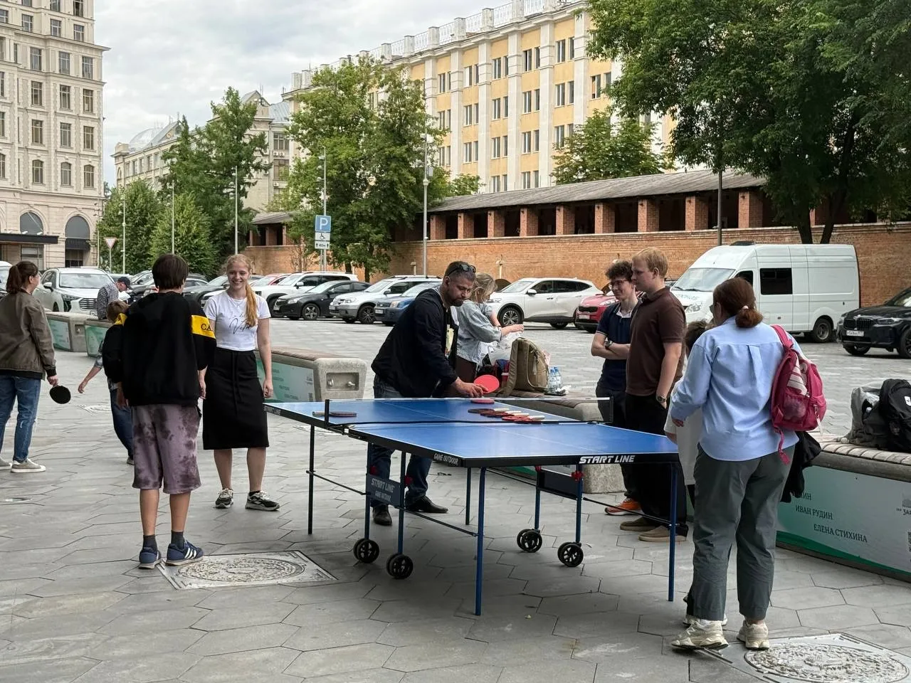 Олимпийский Мишка сыграл в настольный теннис в «Зарядье»